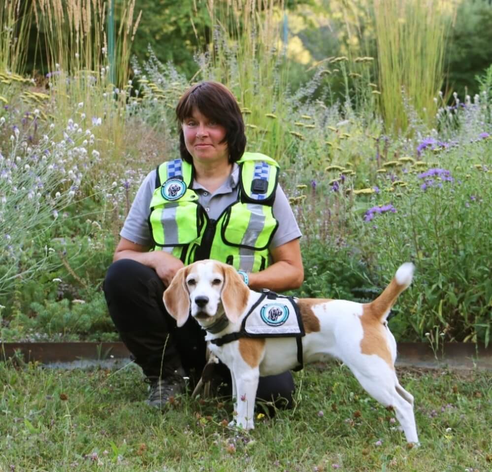 Suchhund Holly mit Hundeführer Doris Klimek