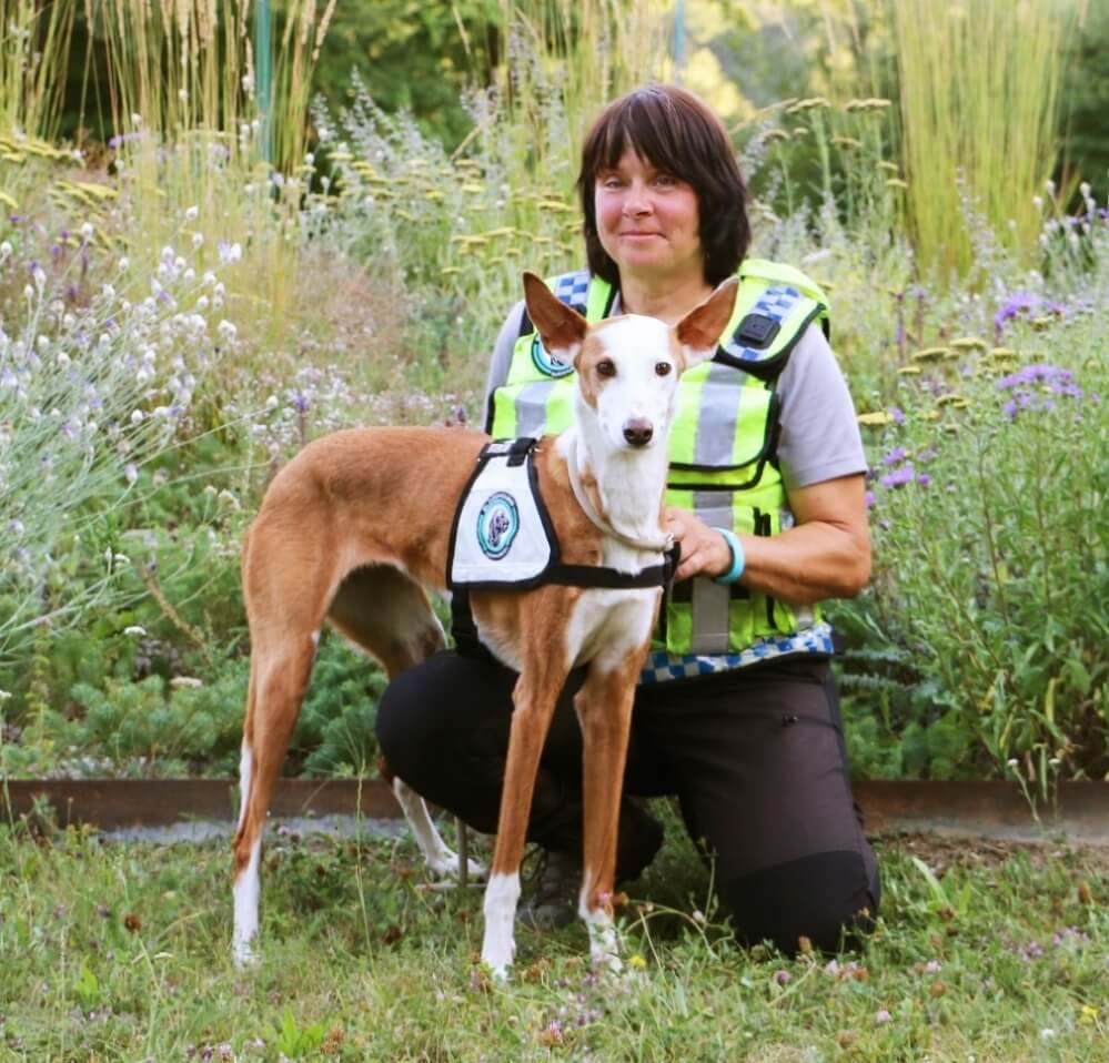 Suchhund Izy mit Hundeführer Doris Klimek