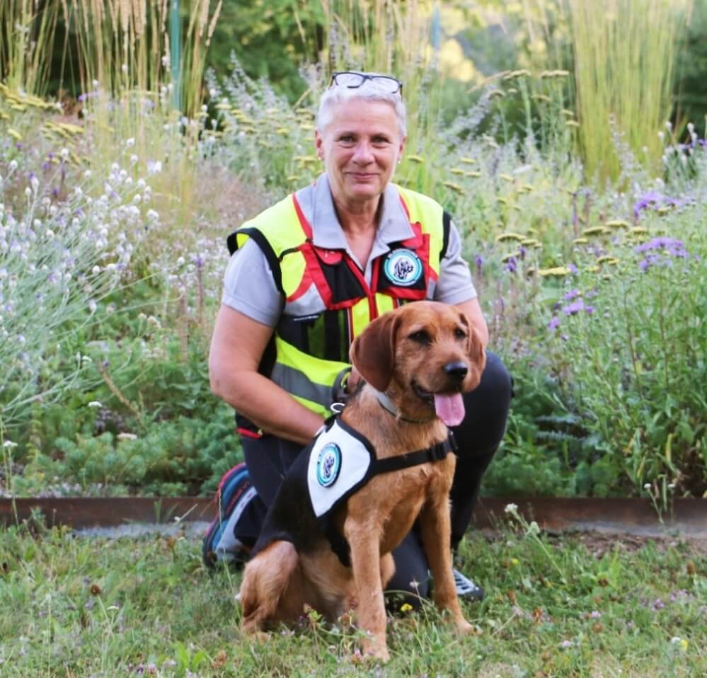 Suchhund Dayo mit Hundeführer Ulli Kellner